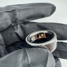 Load image into Gallery viewer, Oura Ring Gen 4 Size 8 Silver & Charging Base