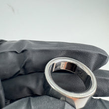 Load image into Gallery viewer, Oura Ring Gen 4 Size 8 Silver & Charging Base
