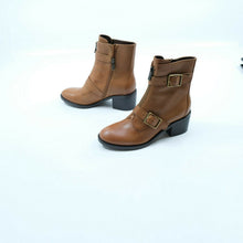 Load image into Gallery viewer, Donald Pliner Dusten Boots Size 6.5 (saddle calf)