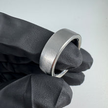 Load image into Gallery viewer, Oura Ring Gen 4 Size 10 Brushed Silver & Charging Base