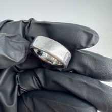 Load image into Gallery viewer, Oura Ring Gen 4 Size 10 Silver & Charging Base