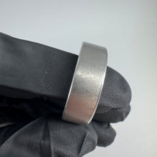 Load image into Gallery viewer, Oura Ring Gen 4 Size 10 Brushed Silver & Charging Base