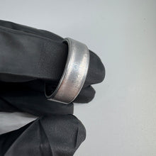 Load image into Gallery viewer, Oura Ring Gen 4 Size 10 Brushed Silver & Charging Base