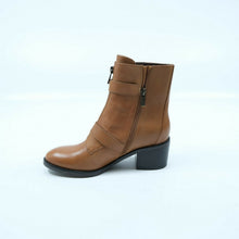 Load image into Gallery viewer, Donald Pliner Dusten Boots Size 6.5 (saddle calf)