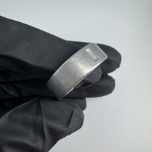 Load image into Gallery viewer, Oura Ring Gen 4 Size 10 Brushed Silver & Charging Base