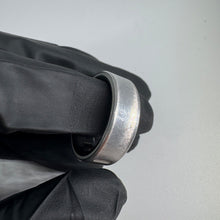 Load image into Gallery viewer, Oura Ring Gen 4 Size 10 Brushed Silver & Charging Base