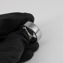 Load image into Gallery viewer, Oura Ring Gen 4 Size 10 Silver & Charging Base