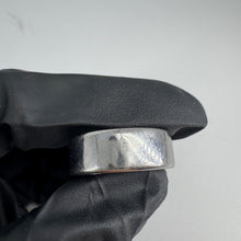 Load image into Gallery viewer, Oura Ring Gen 4 Size 8 Silver & Charging Base